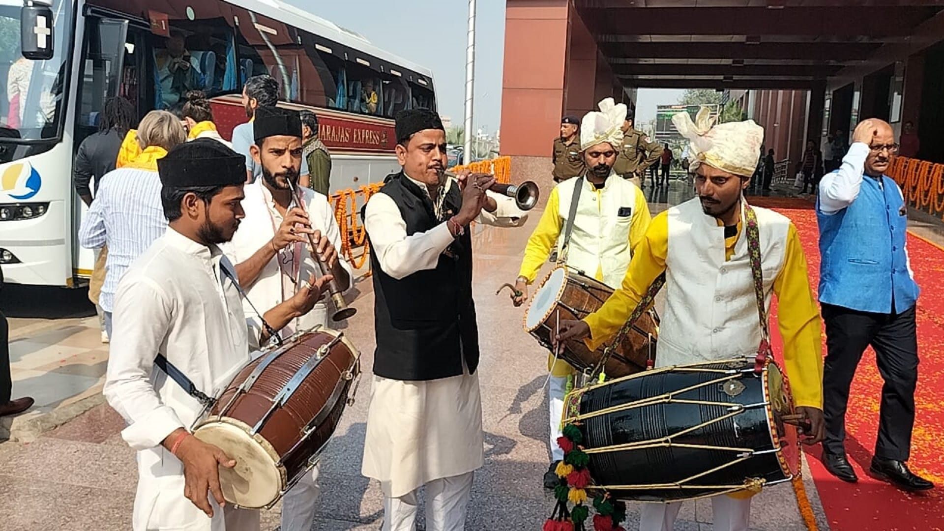 See in pictures Maharaja Express train reached Varanasi, tourists were welcomed with Tilak-Phulmala