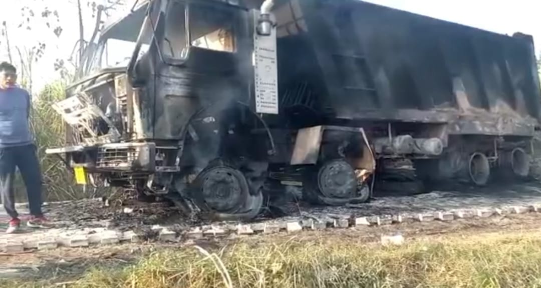 Accident Driver burnt alive Dumper caught fire due to high tension line operator badly scorched Uttarakhand