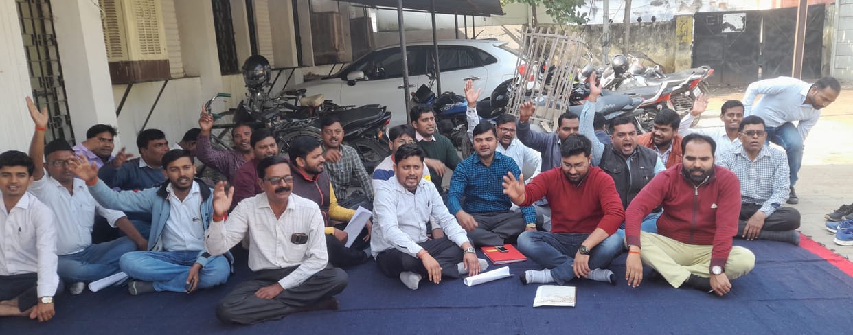 gonda,Suspention,dharna