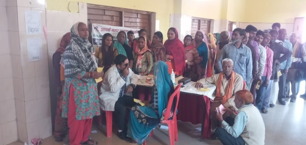 Hathras: Eye examination of 430 people, medicines distributed