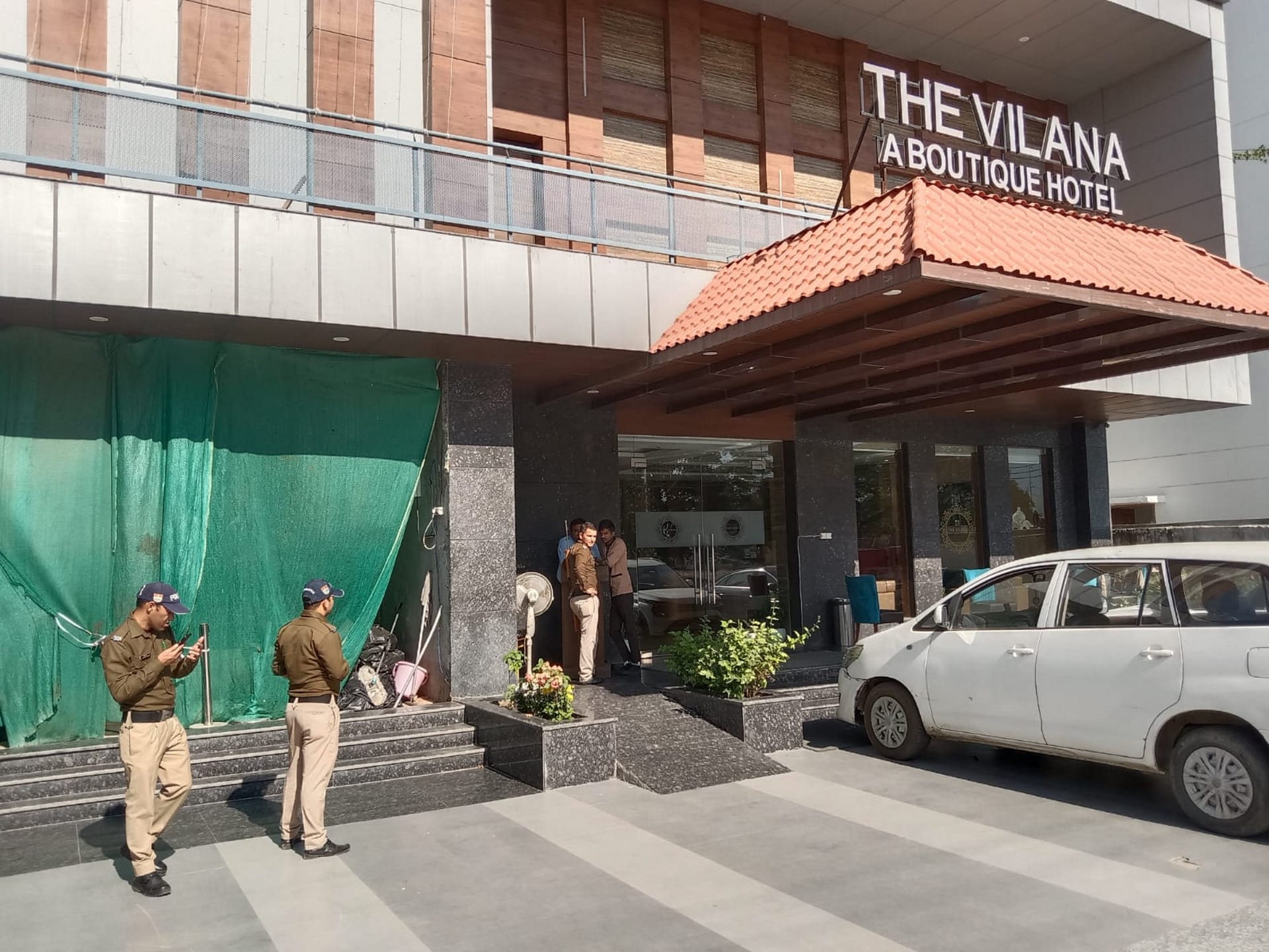 Income tax raids on premises of many businessmen in Dehradun Uttarakhand news in hindi