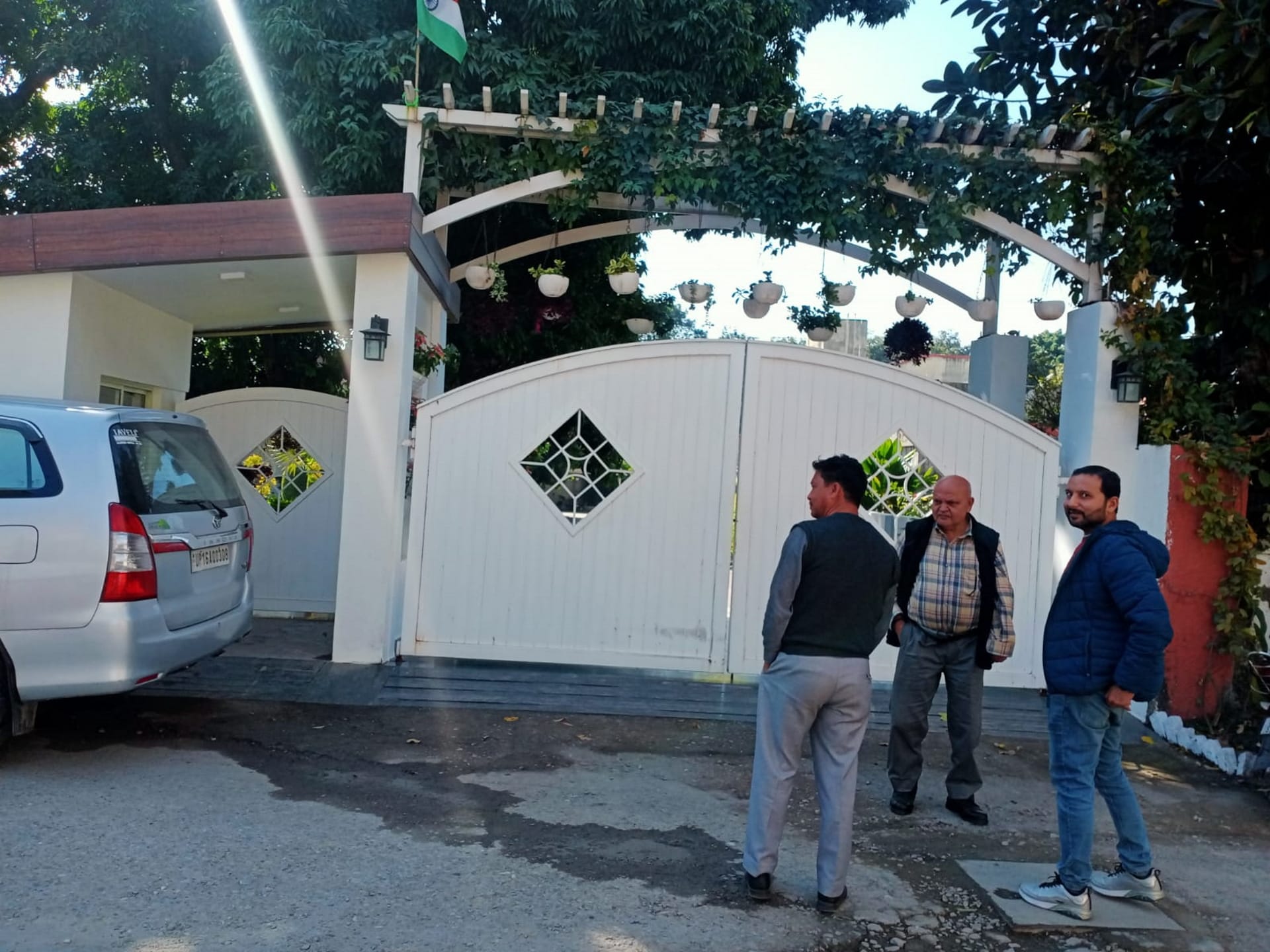 Income tax raids on premises of many businessmen in Dehradun Uttarakhand news in hindi