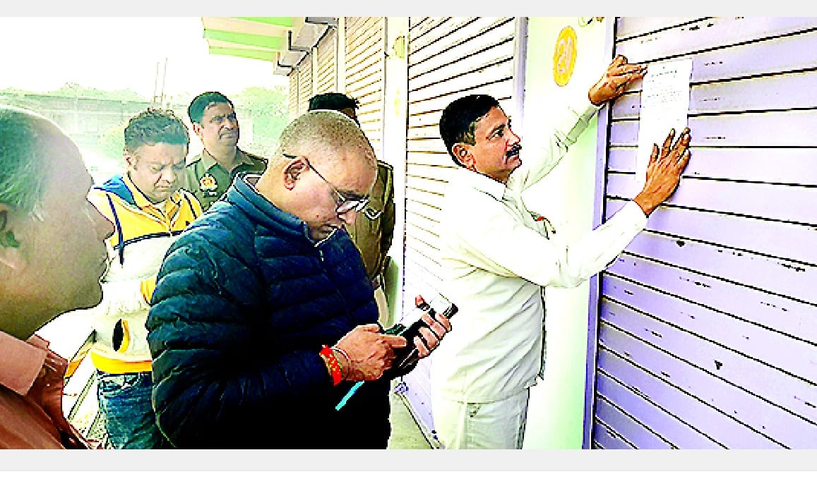 Fake clinic seal in Kanpur Dehat, lock in four hospitals and one pathology