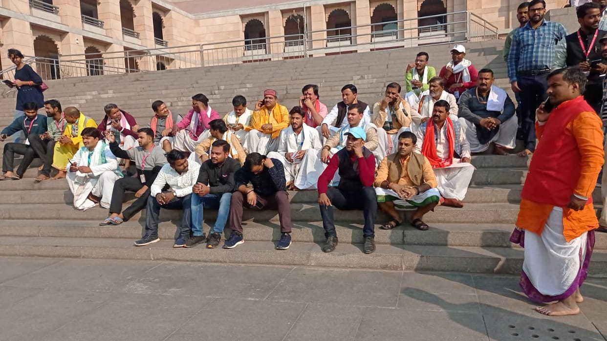Police thrashed Lekhpal in Kashi Vishwanath Dham: Employees sitting on protest said They do such misbehavior