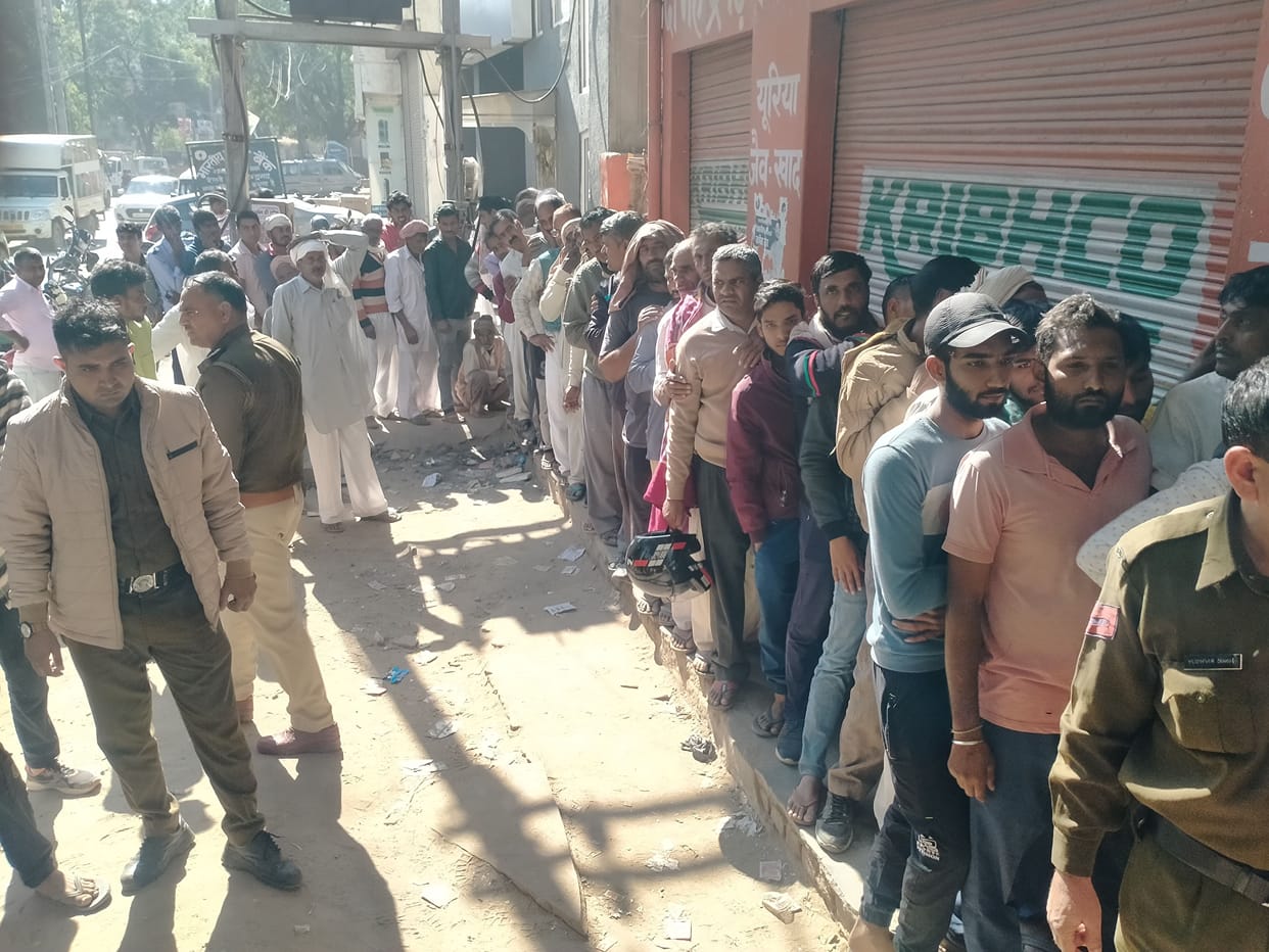 Farmers gathered for urea, distribution is not happening according to consumption