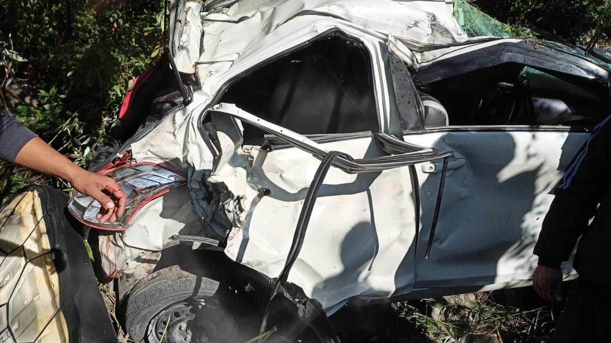 mandi news himachal news car fell ditch, the teacher died karsog sukkibain station