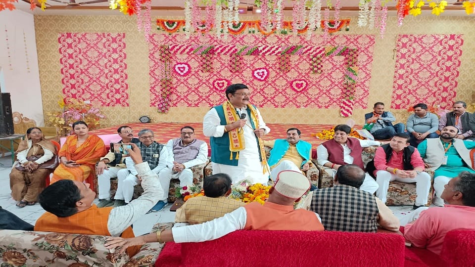 Mainpuri Bypoll 2022 Kannauj MP Subrata Pathak held a meeting with Pradhans and Kshetra Panchayat members