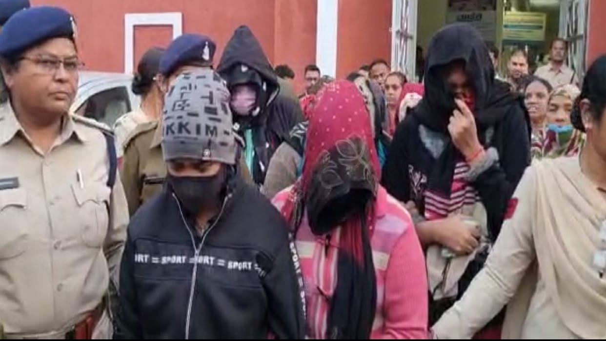 case of online fraud 14 girls appeared in the courtin Raigarh