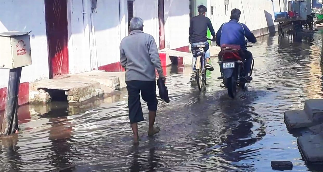 Pipeline burst, water filled on the road