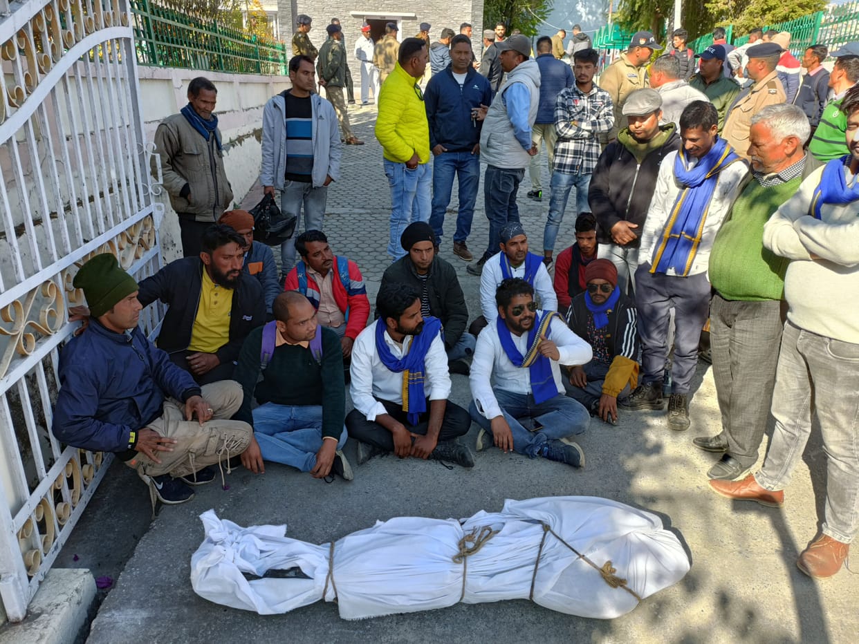 Demonstration by keeping the dead body at the collectorate gate