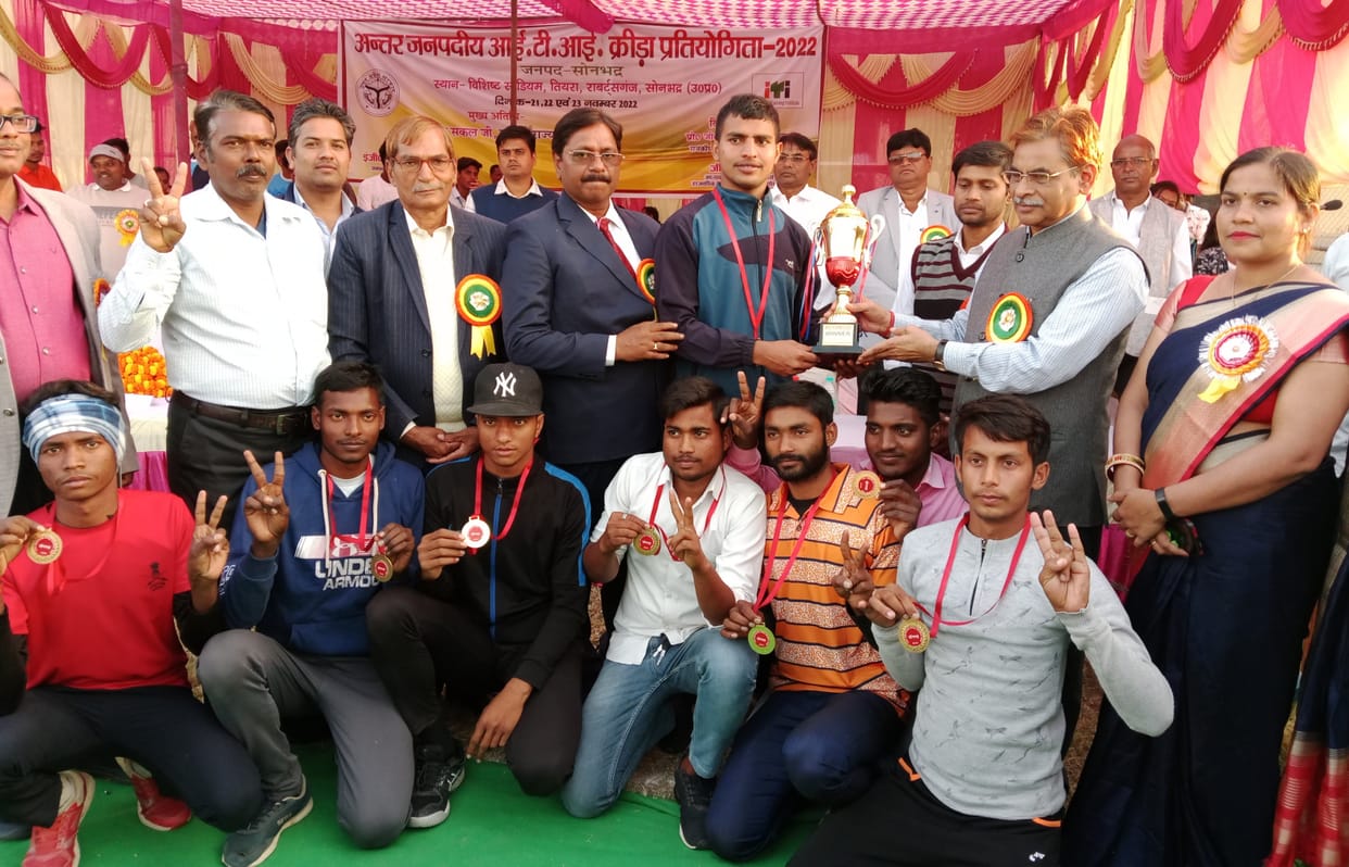 Girls of Government ITI Robertsganj first in tug of war