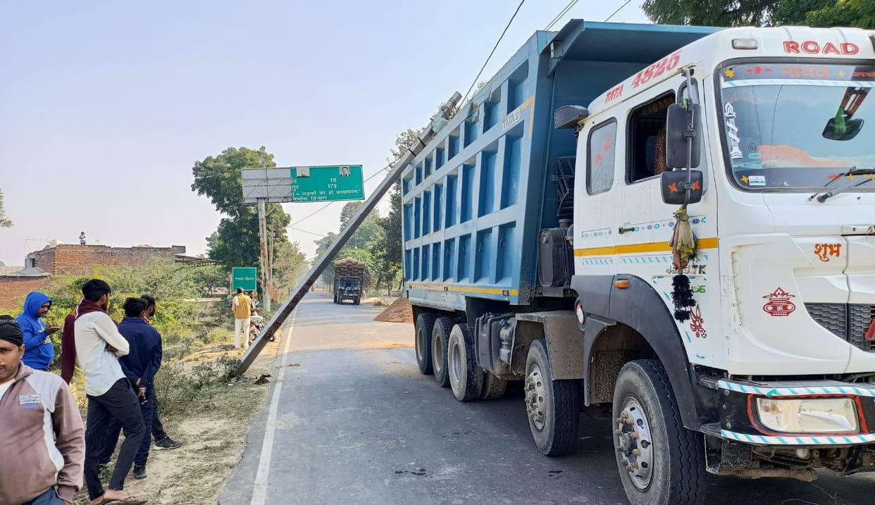 Mainpuri: Pole fell on top of a dumper entangled in wire, accident averted