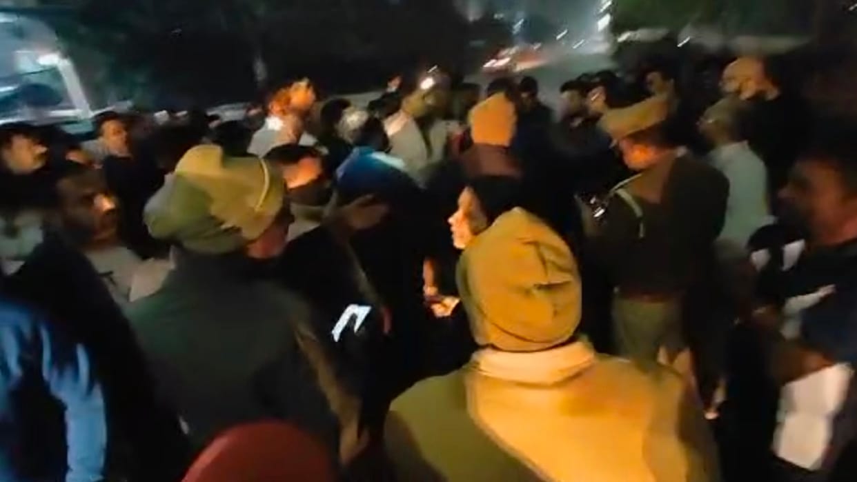 Noida: Fight and ruckus in Hyde Park Society, police kept trying for settlement