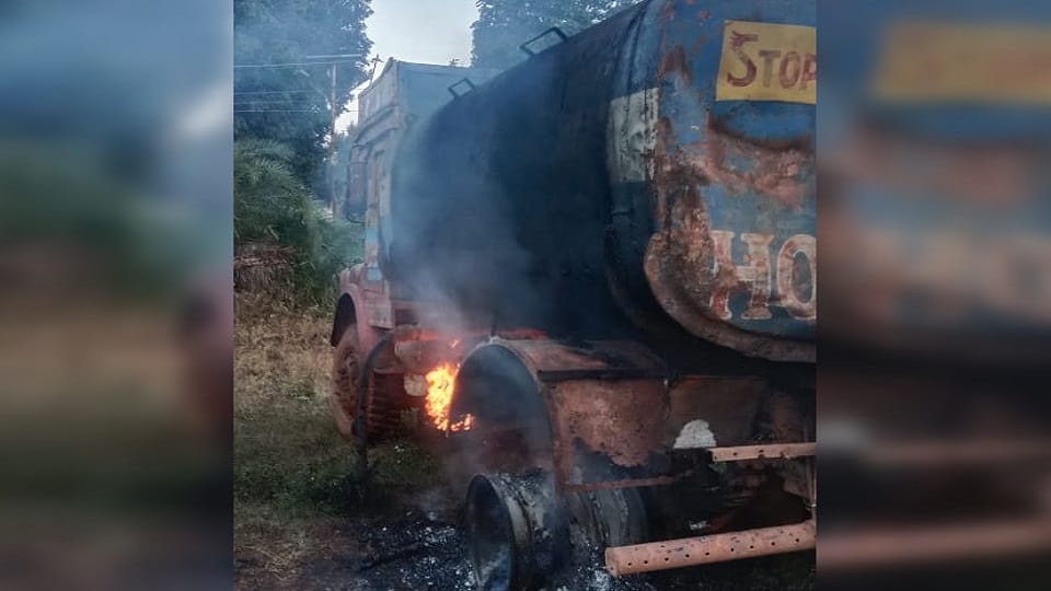 Naxalites burnt tankers of company doing road construction in Kanker