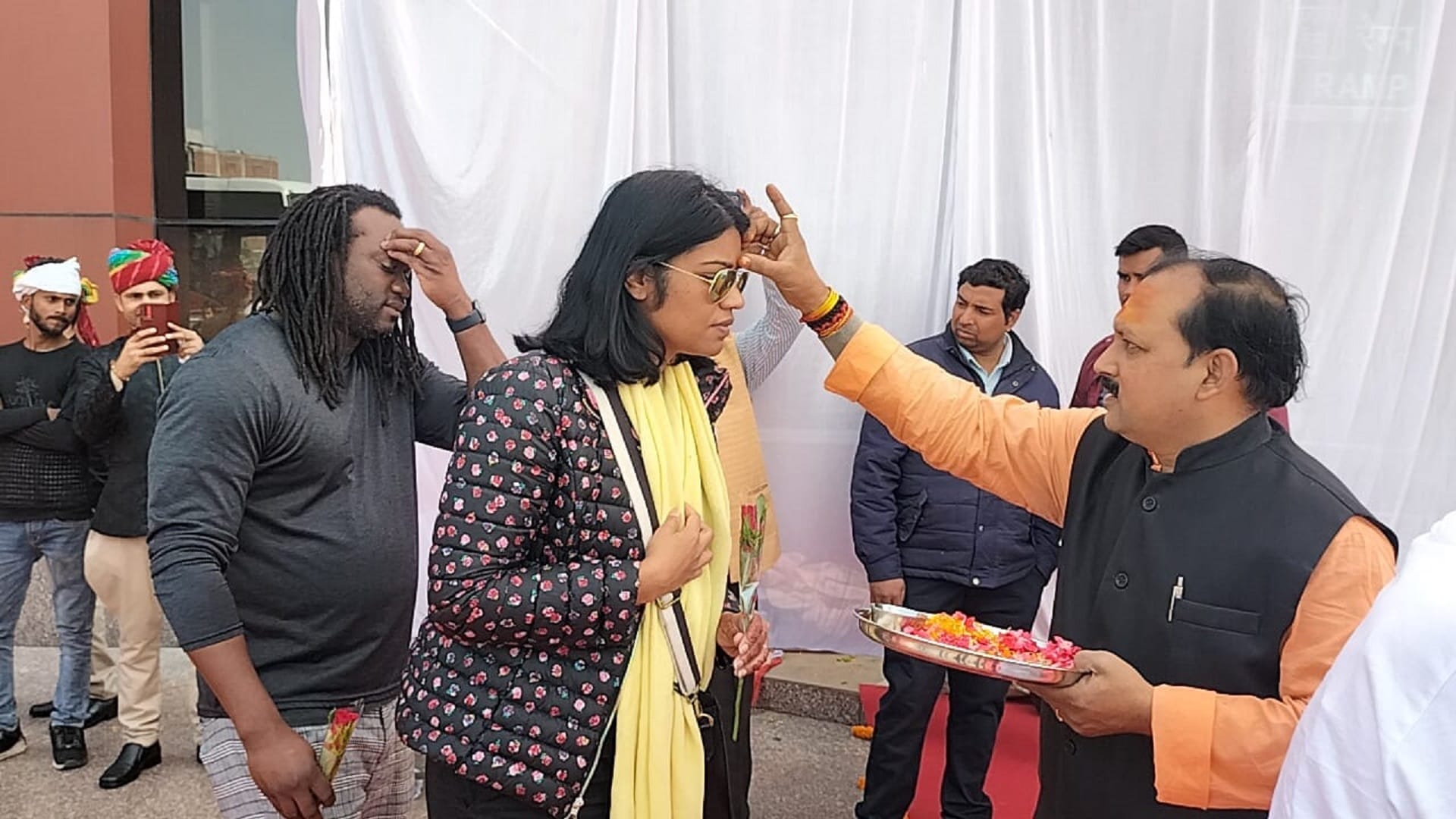 See in pictures Maharaja Express train reached Varanasi, tourists were welcomed with Tilak-Phulmala