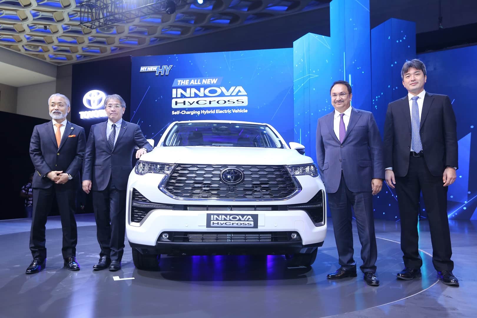 Toyota Kirloskar Motor unveils new-generation Innova Hycross in India Know Features Specs News in Hindi