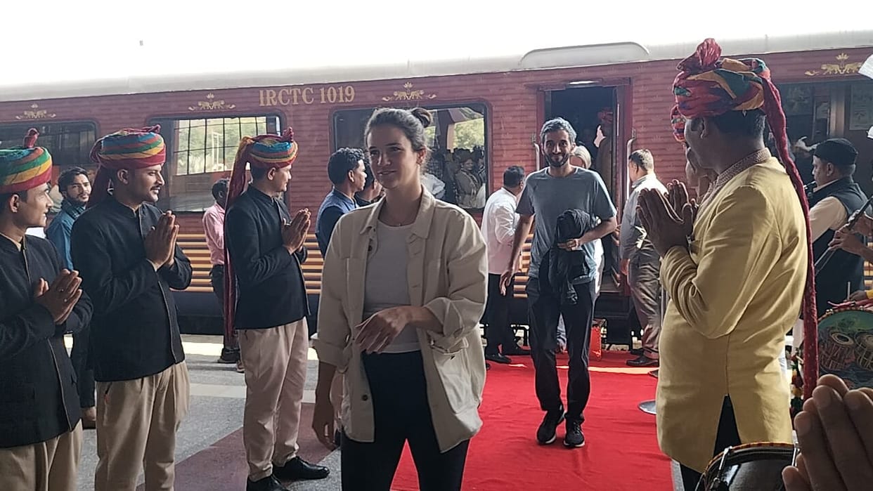 See in pictures Maharaja Express train reached Varanasi, tourists were welcomed with Tilak-Phulmala