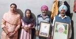 इकबाल सिंह का परिवार शरीरदानियों की तस्वीर दिखाते हुए।