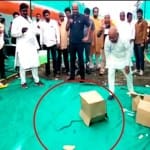 राहुल गांधी के पास वाले कैंप में सांप निकल आया।