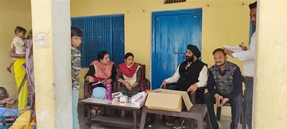 हाथरस : गांव नगला भंभू जाट में लगे शिविर का मुआयना करते सीएमओ।  संवाद