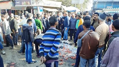 उधमपुर: नगर परिषद की टीम द्वारा सिटी लाइट के बाहर अवैध रेडी लगाने वालों पर कार्रवाई के दौरान इकट्?