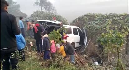When the car carrying liquor met with an accident, the crowd looted the bottles forgetting the ban