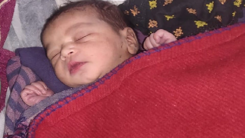 kasganj woman gives birth to baby girl in passenger train