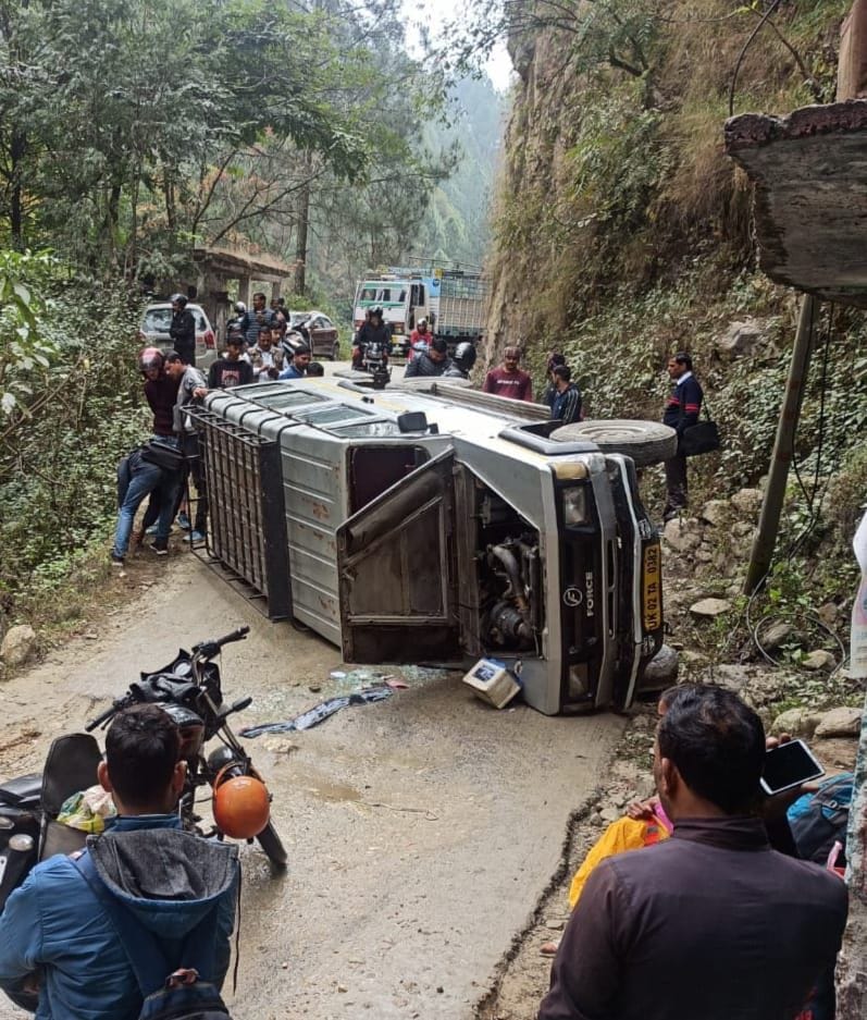 Vehicle Turns On Road, Minor Injuries to Passengers