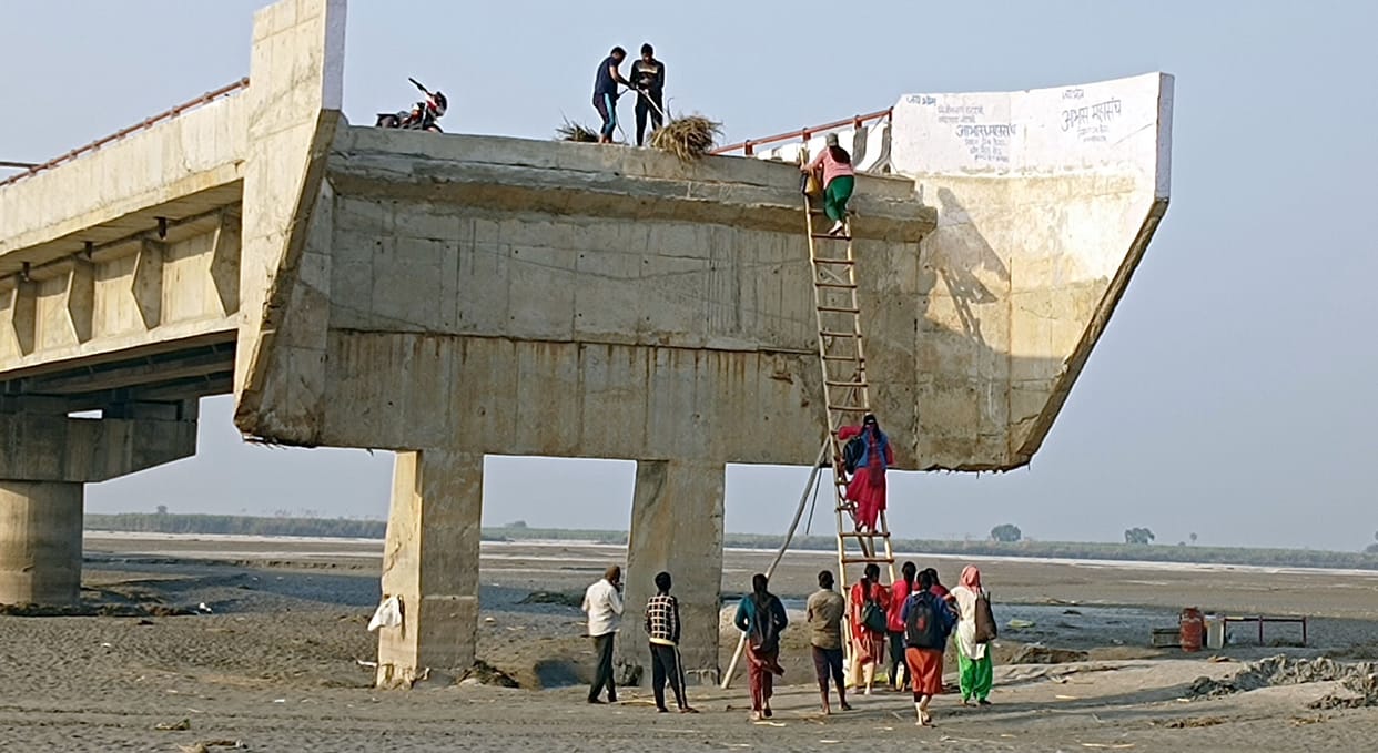 Helplessness ... After the boat, crossing the Ganges with the help of a ladder