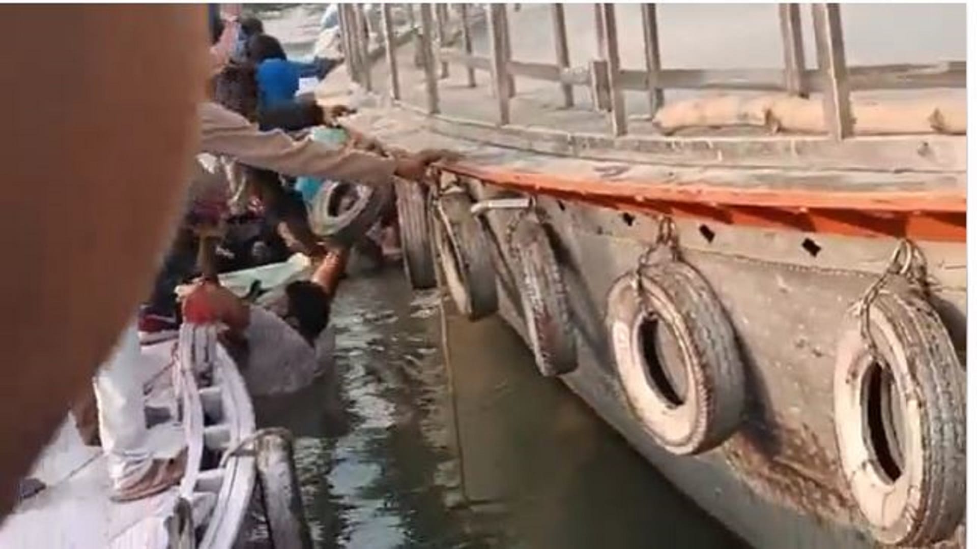 pictures of the boat accident Water started filling in the boat in the middle of the Ganges, the couple jump