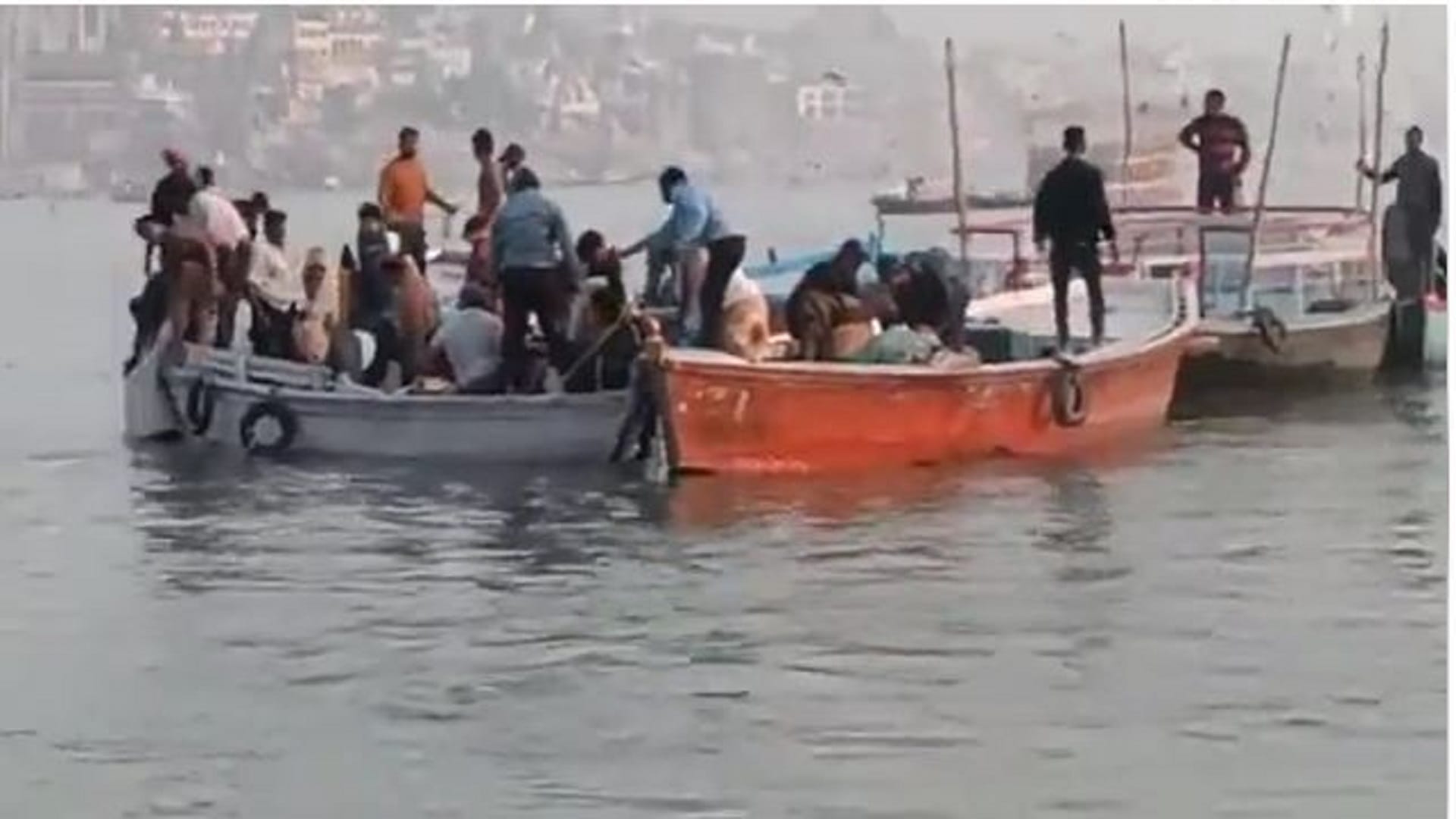 pictures of the boat accident Water started filling in the boat in the middle of the Ganges, the couple jump