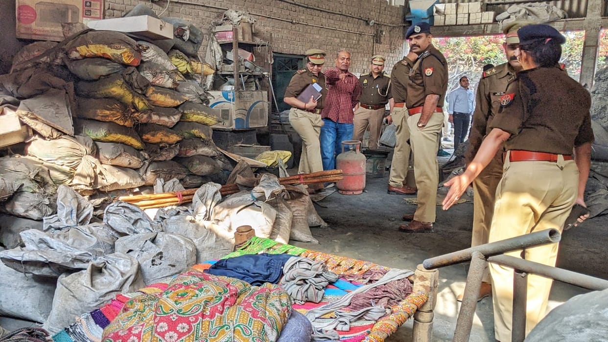 During robbery in Ghaziabad s Vijayanagar miscreants tied their hands legs and eyes