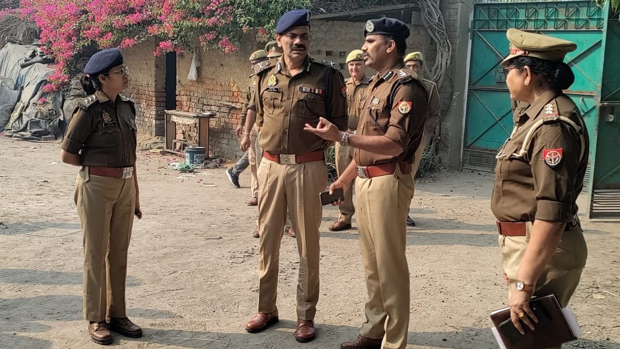 During robbery in Ghaziabad s Vijayanagar miscreants tied their hands legs and eyes