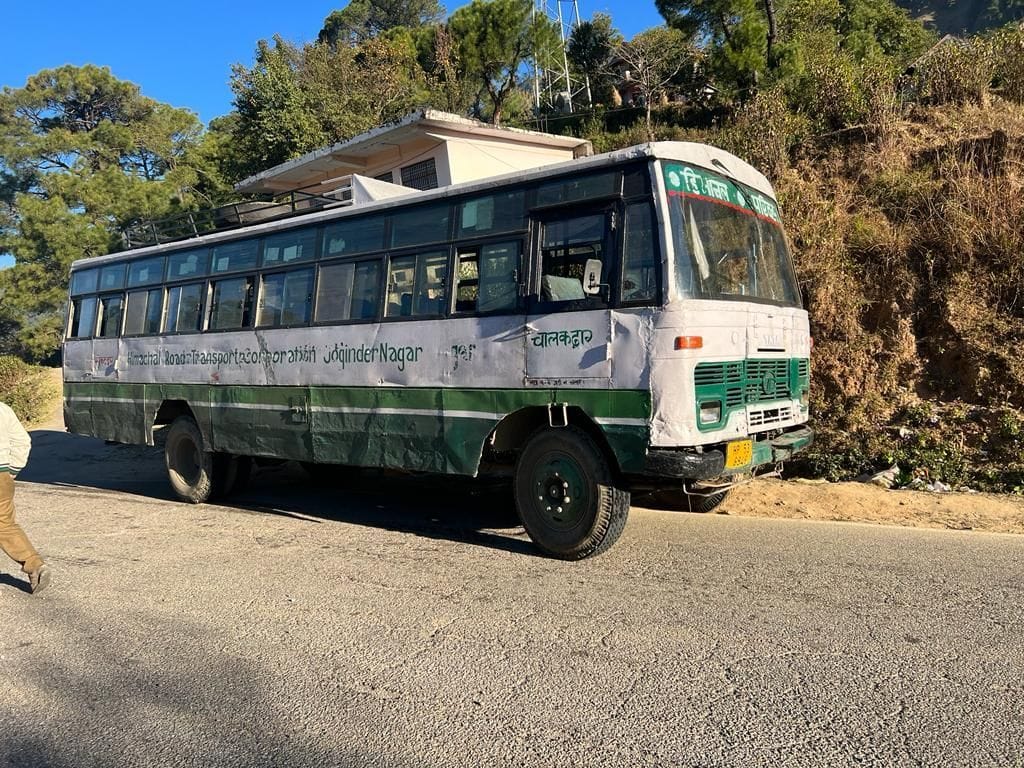 mandi news himachal news Now HRTC bus broke down in Galu jogindernagar