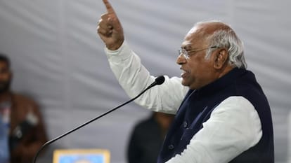Karnataka: Before the Karnataka polls, Kharge compared PM Modi to a snake, these comments backfired for inc