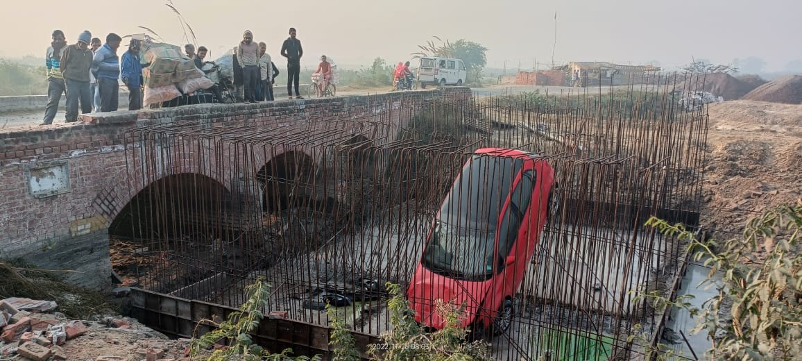 The speeding car fell under the bridge in Unnao and got stuck in the rebar net