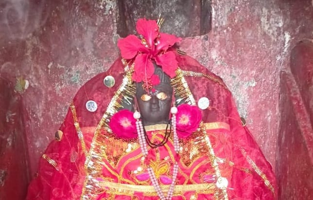 Thieves took out the golden eyes of goddess idols in Hamirpur