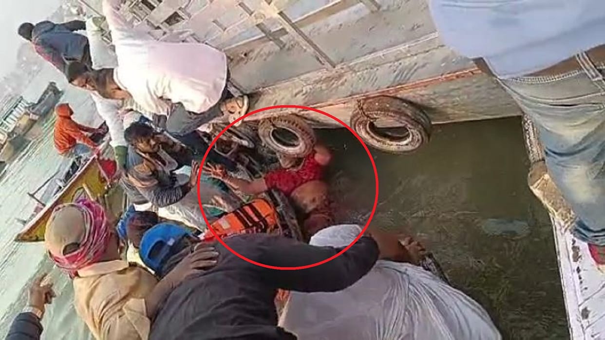pictures of the boat accident Water started filling in the boat in the middle of the Ganges, the couple jump