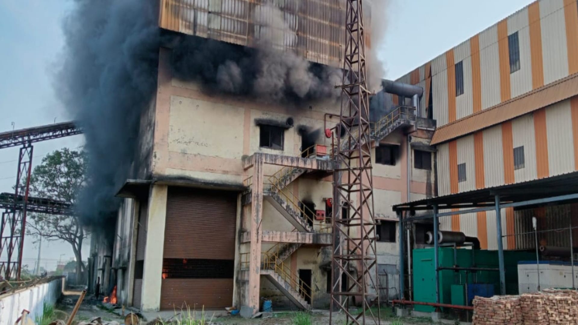 Chief Engineer jumped from second floor after Fierce fire broke out in Mohiuddinpur Mill, Died, many scorched