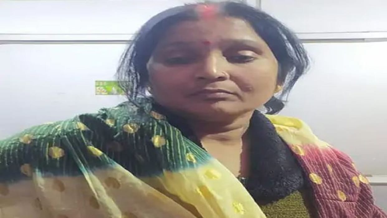 The woman snatched the chain from the jawan's wife's neck she stopped the auto in the middle of the way