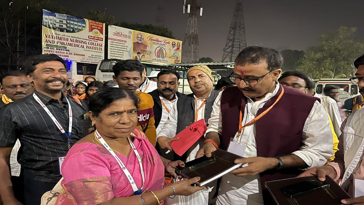 Kashi Tamil Sangmam BJP District President Abhimanyu Singh bidding farewell to Tamil at PDDU Junction