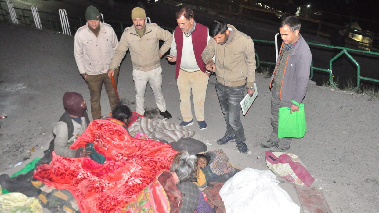 Shimla News: Homeless people sleep in the freezing cold near Old bus stand in shimla