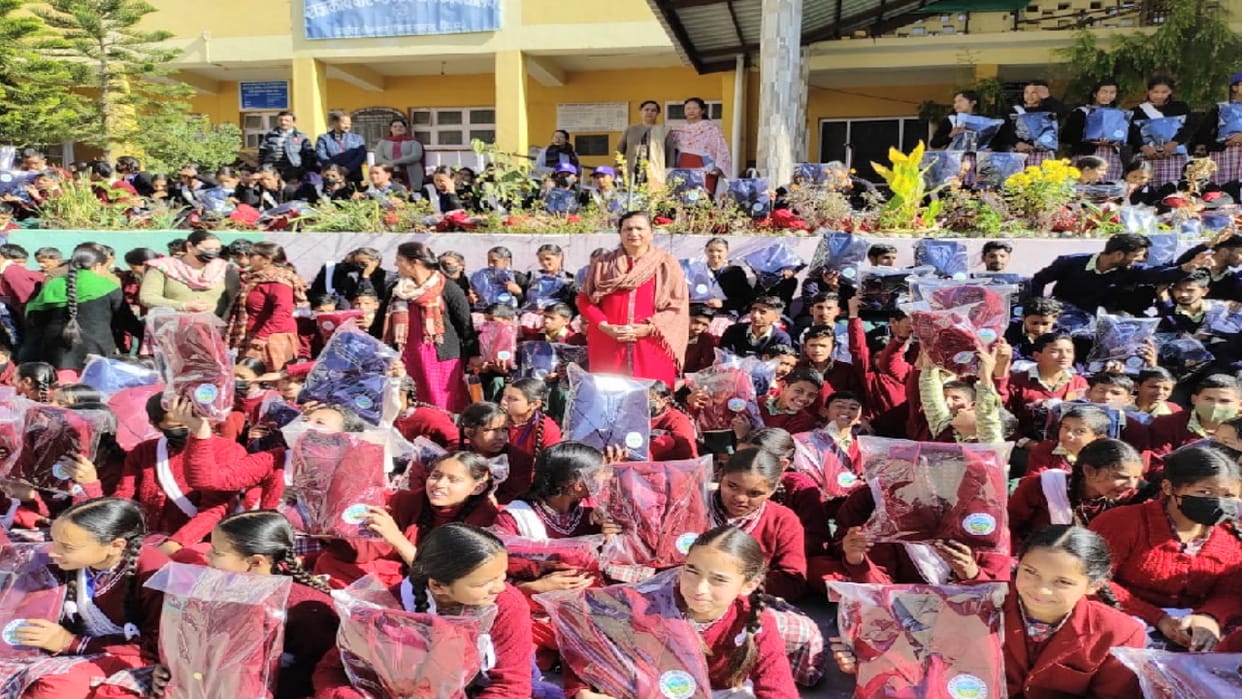 great initiative: Will not chill in the cold now, Principal distributed coats worth four lakhs to 365 students