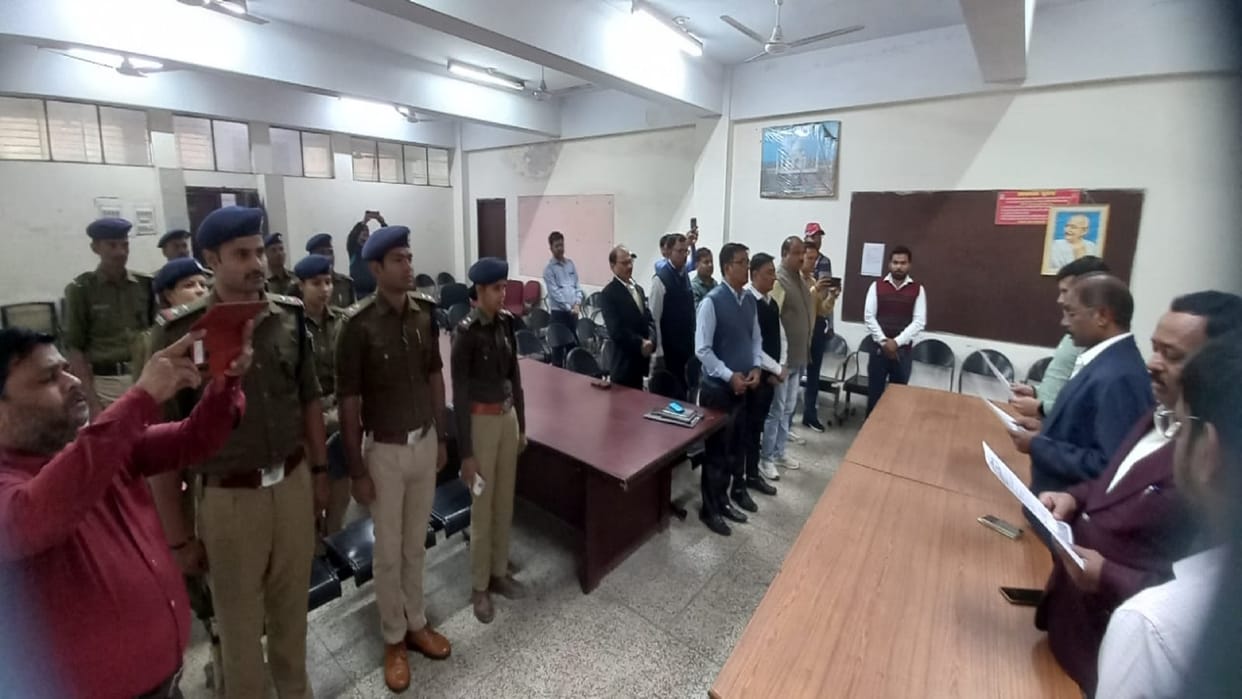 Constitution Day of India 2022: Railway employees and officers took oath on the occasion of Constitution Day