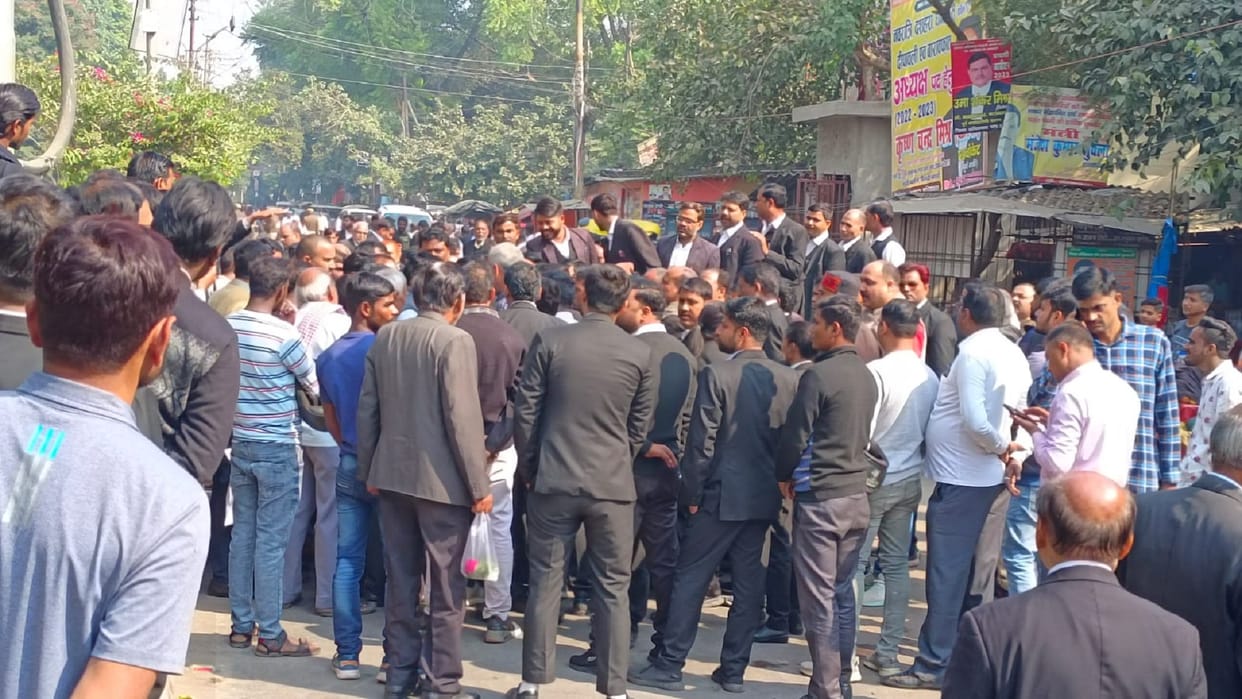 In protest against the attack on the partner, the advocates blocked the court road, accused the police of not