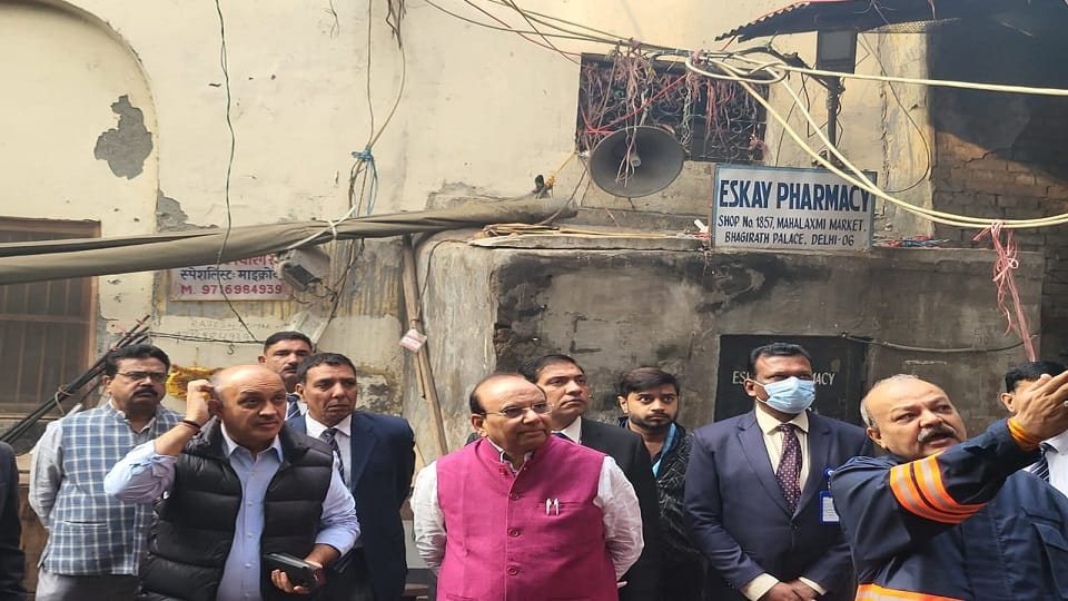 Delhi LG vk saxsena Visited the fire site at Bhagirath Palace Chandni Chowk
