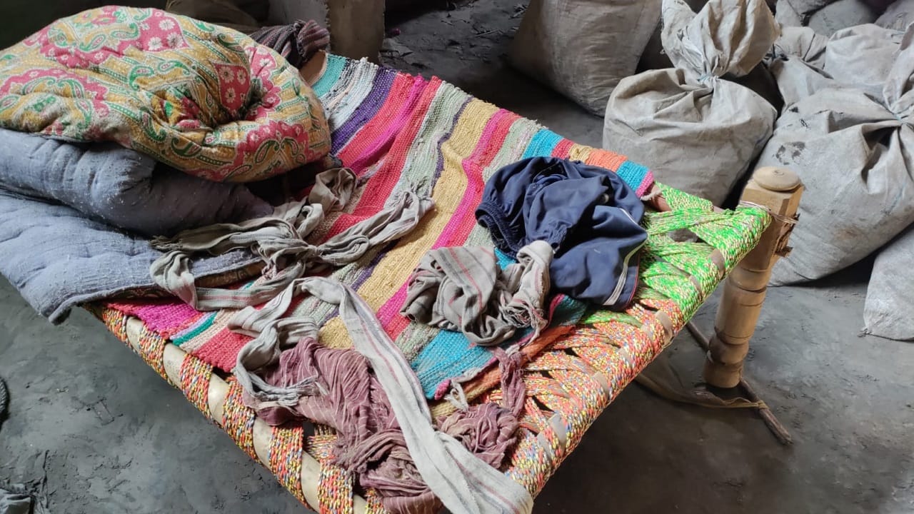 During robbery in Ghaziabad s Vijayanagar miscreants tied their hands legs and eyes