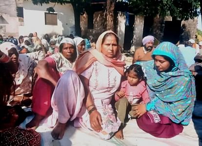 बाजपुर के गांव थापकनंगला स्थित घर पर शहीद की पत्नी जसवीर कौर की गोद में मासूम बेटी और अन्य लोग। सं?