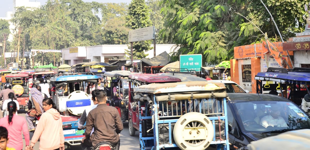 City stuck in jam, it is difficult to get out on foot