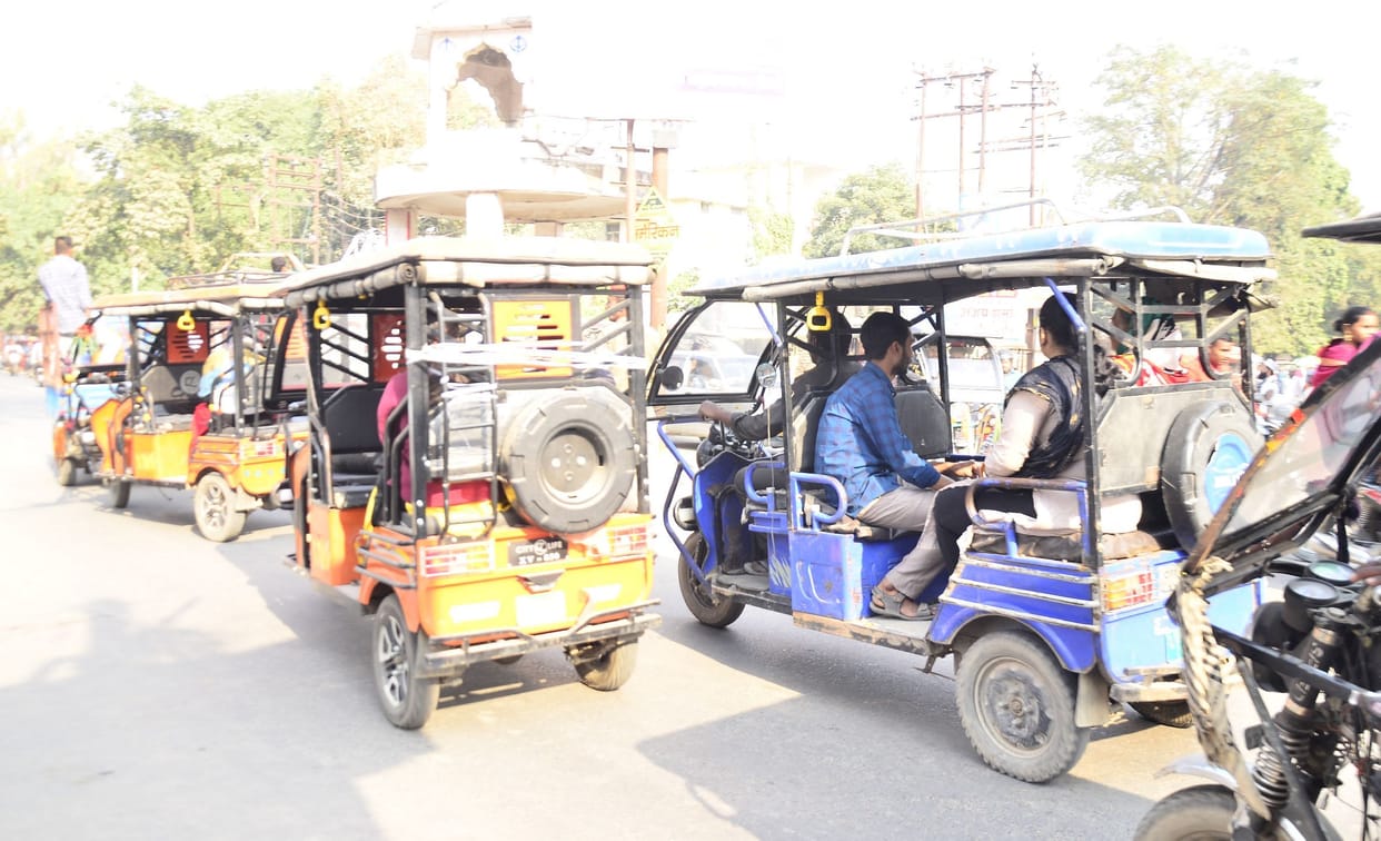 E rickshaws will not be able to run on main roads